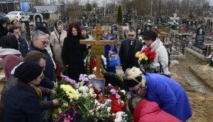 People including relatives place flowers at the grave of Irina Medyantseva, 50, a victim of April 3 blast in the Saint Petersburg metro, during her funeral at a cemetery in Russia's Leningrad region on April 6, 2017. / AFP PHOTO / Olga MALTSEVA