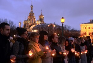People holding candles commemorate the victims of April 3 metro train blast at The Field of Mars in Saint Petersburg on April 5, 2017. / AFP PHOTO / Olga MALTSEVA