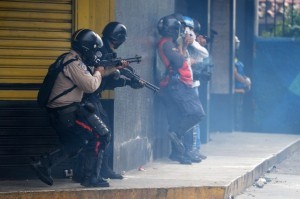Riot police clash with demonstrators during a rally against Venezuelan President Nicolas Maduro, in Caracas on April 19, 2017. Venezuela braced for rival demonstrations Wednesday for and against President Nicolas Maduro, whose push to tighten his grip on power has triggered waves of deadly unrest that have escalated the country's political and economic crisis. / AFP PHOTO / FEDERICO PARRA