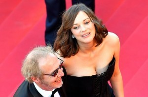 French director Arnaud Desplechin (L) and French actress Marion Cotillard arrive on May 17, 2017 for the screening of their film 'Ismael's Ghosts' during the opening ceremony of the 70th edition of the Cannes Film Festival in Cannes, southern France.  / AFP PHOTO / LOIC VENANCE