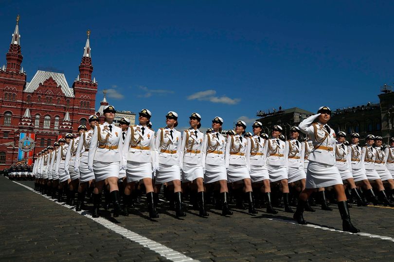 Beautiful Russian soldiers march in Victory Day parade (video
