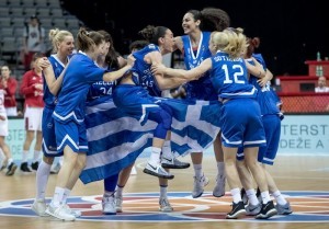 epa06043528 Players of Greece celebrate after winning the quarter final match between Turkey and Greece at the EuroBasket Women 2017 in Prague, Czech Republic, 22 June 2017.  EPA/MARTIN DIVISEK