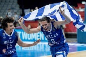 epa06043532 Evanthia Maltsi (R) and Artemis Spanou (L) celebrate after winning the quarter final match between Turkey and Greece at the EuroBasket Women 2017 in Prague, Czech Republic, 22 June 2017.  EPA/MARTIN DIVISEK