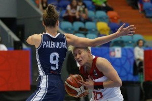 epa06031489 Terezie Palenikova (L) of Slovakia  in action against Isis Alben (R) of Slovakia during the group stage match between Turkey and Slovakia at the EuroBasket Women 2017 in Hradec Kralove, Czech Republic, 16 June 2017.  EPA/MILAN KAMMEMAYER