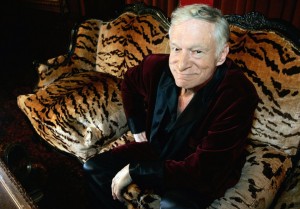 Los Angeles, UNITED STATES:  Hugh Hefner, CEO of Playboy Enterprises, poses for a photo during an interview with journalists at his mansion in Los Angeles, CA 23 August 2006. Hefner called the interview to promote the premiere in France of the series "The Girl Next Door", a reality show that introduces the viewer to the daily life of Hefner and his three girlfriends.  AFP PHOTO / HECTOR MATA  (Photo credit should read HECTOR MATA/AFP/Getty Images)