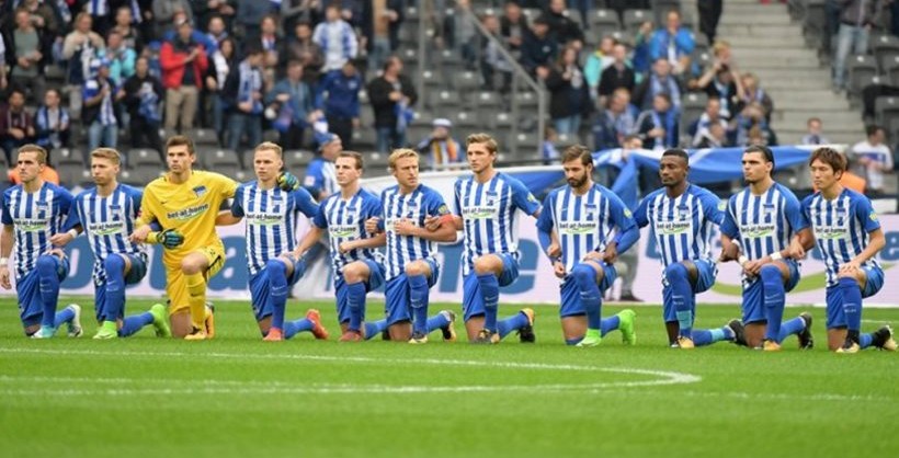 German football players of Berlin division A club kneel in solidarity