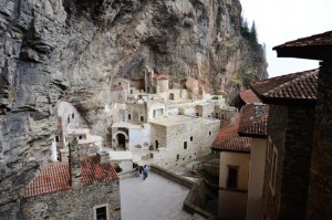 Sumela-Monastery-mountains