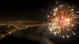 "Βροχή" πυροτεχνημάτων φώτισαν τον ουρανό της Θεσσαλονίκης τα μεσάνυχτα της 31ης Δεκεμβρίου 2017. Αεροφωτογραφίες από την υποδοχή του 2018 στην πλατεία Αριστοτέλους. (ΜΟΤΙΟΝΤΕΑΜ/ΒΑΣΙΛΗΣ ΒΕΡΒΕΡΙΔΗΣ)