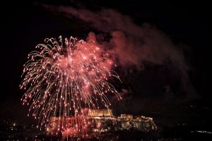 Πυροτεχνήματα πάνω από την Ακρόπολη σηματοδοτούν την έναρξη του νέου έτους στην Αθήνα τα ξημερώματα της Δευτέρας 1 Ιανουαρίου 2018. (EUROKINISSI/ΛΥΔΙΑ ΣΙΩΡΗ)