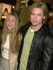 US actors (From L-R): Dermot Mulroney, his wife Catherine Keener, Jennifer Anniston and Brad Pitt arrive to the premiere of new film "Erin Brockovich" in Los Angeles, 14 March 2000.  The film stars Julia Roberts and Albert Finney, and is directed by Steven Soderbergh.    (ELECTRONIC IMAGE) / AFP PHOTO / LUCY NICHOLSON