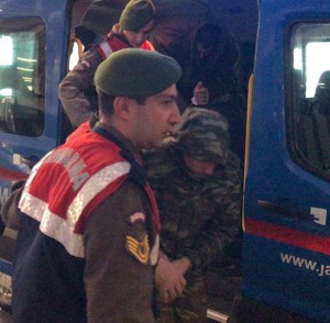Askeri yasak bölgede yakalanan Yunanistan ordusuna mensup iki asker tutuklandı.  ( Cihan Demirci - Anadolu Ajansı )