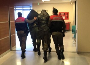 Askeri yasak bölgede yakalanan Yunanistan ordusuna mensup iki asker tutuklandı. Tutuklu askerler sağlık kontrolü için hastaneye getirildi. ( Hakan Mehmet Şahin - Anadolu Ajansı )