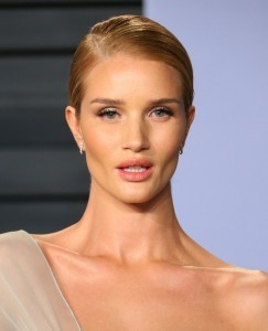 Rosie Huntington-Whiteley attends the 2018 Vanity Fair Oscar Party following the 90th Academy Awards at The Wallis Annenberg Center for the Performing Arts in Beverly Hills, California, on March 4, 2018.  / AFP PHOTO / JEAN-BAPTISTE LACROIX
