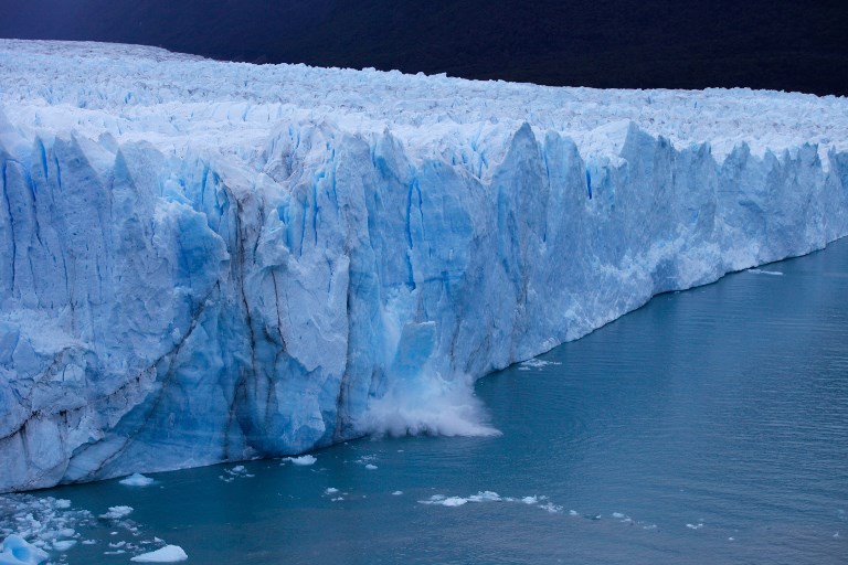 Incredible footage as Ice bridge at Perito Moreno glacier collapses ...