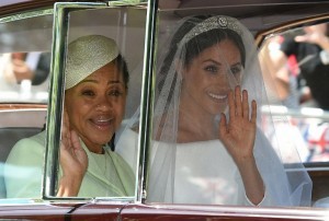 Meghan Markle (R) and her mother, Doria Ragland, arrive for her wedding ceremony to marry Britain's Prince Harry, Duke of Sussex, at St George's Chapel, Windsor Castle, in Windsor, on May 19, 2018. / AFP PHOTO / Oli SCARFF