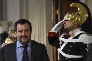 Matteo Salvini, leader of the far-right party "Lega" (League) speaks to the press after a meeting with Italian President Sergio Mattarella as part of consultations of political parties to form a government, on May 14, 2018 at the Quirinale palace in Rome.  The leaders of the anti-immigrant League party and anti-establishment Five Star Movement meet the Italian president today to share details of a coalition government programme three month after general elections in Italy.  / AFP PHOTO / ANDREAS SOLARO