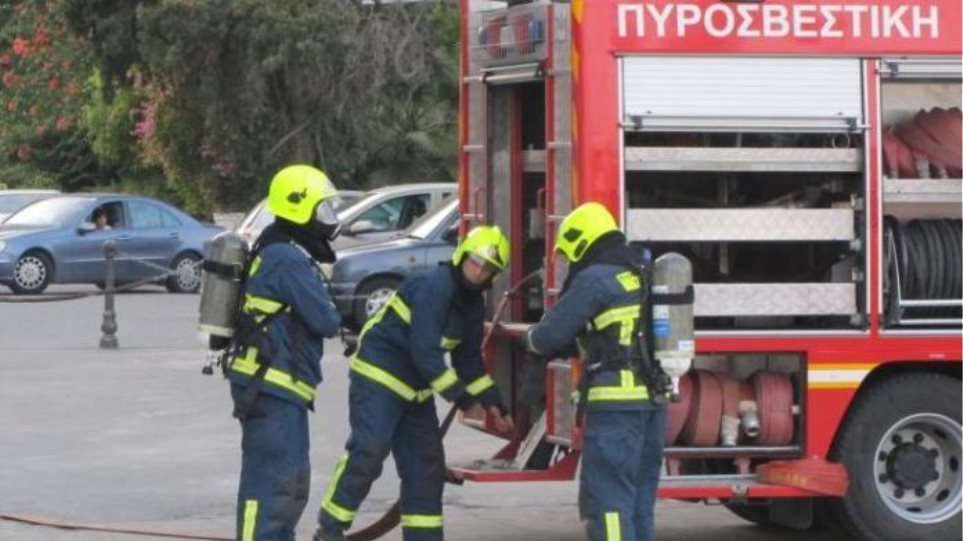 Building in Athens on fire (video) - ProtoThema English