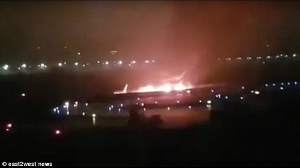 Dramatic video of passengers being rescued from flaming plane (video ...