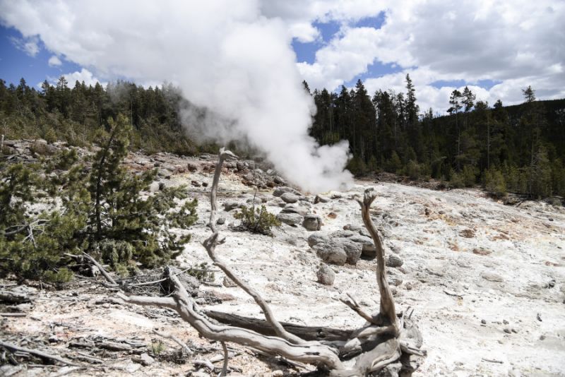 Yellowstone thermal spring erupts for 4th time in 60 years - ProtoThema ...