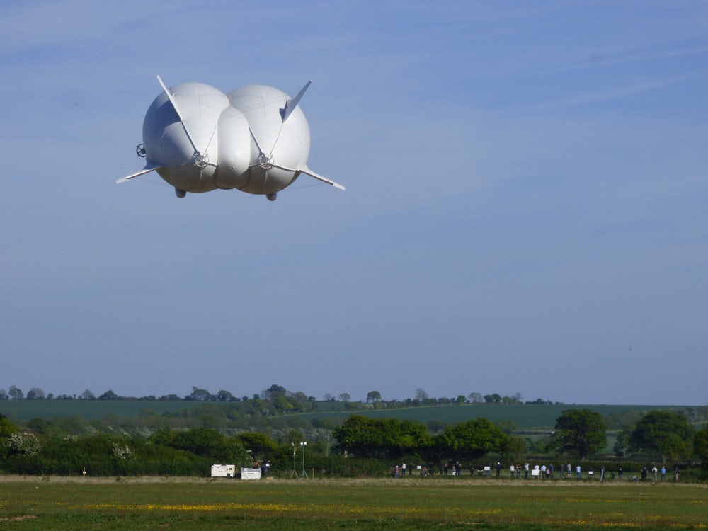 Airlander 10: World's largest aircraft gets back in the air (photos ...