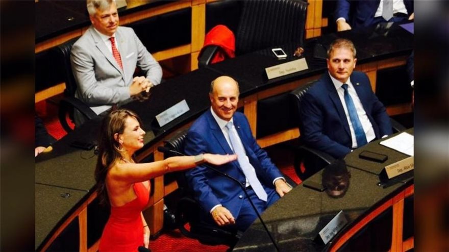 Hot Brazilian politician reveals cleavage on first day in Parliament ...