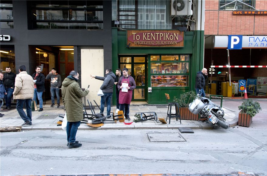 The moment a car crashes into pedestrians in Thessaloniki (photos-video ...