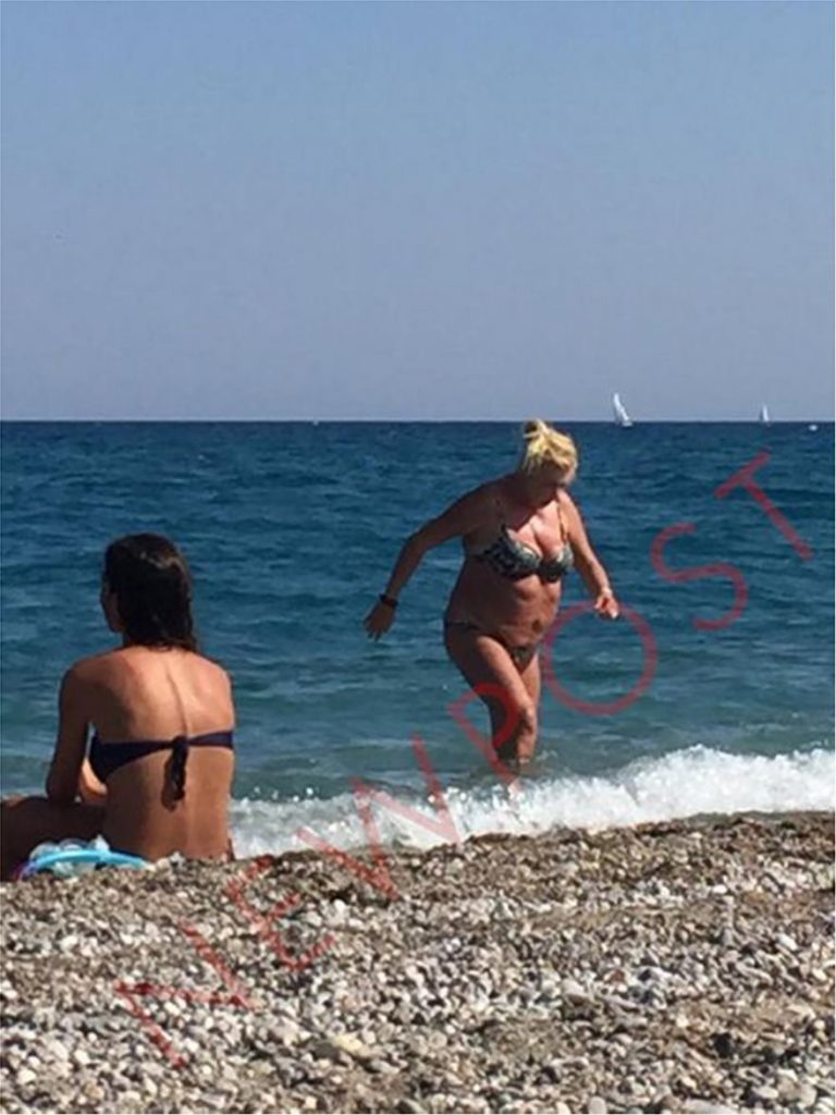 Dimitra Liani-Papandreou takes a dip in the sea in a bikini.(photo) .