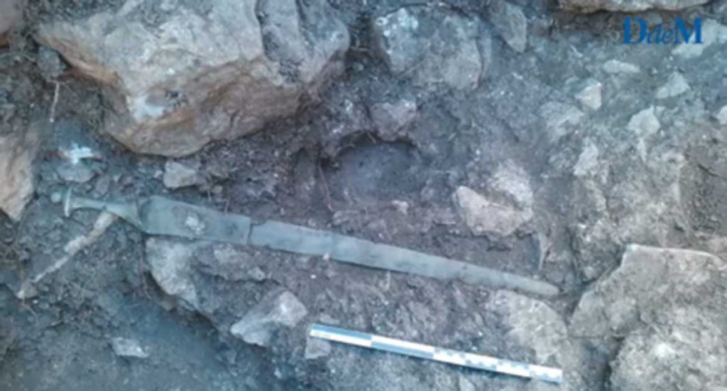 Archaeologists Unearth Amazing 3,200-year-old Sword At A Bronze Age ...