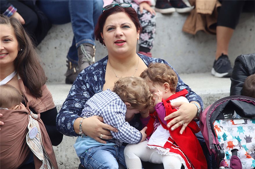 Greek moms do public breastfeeding in Thessaloniki to raise awareness