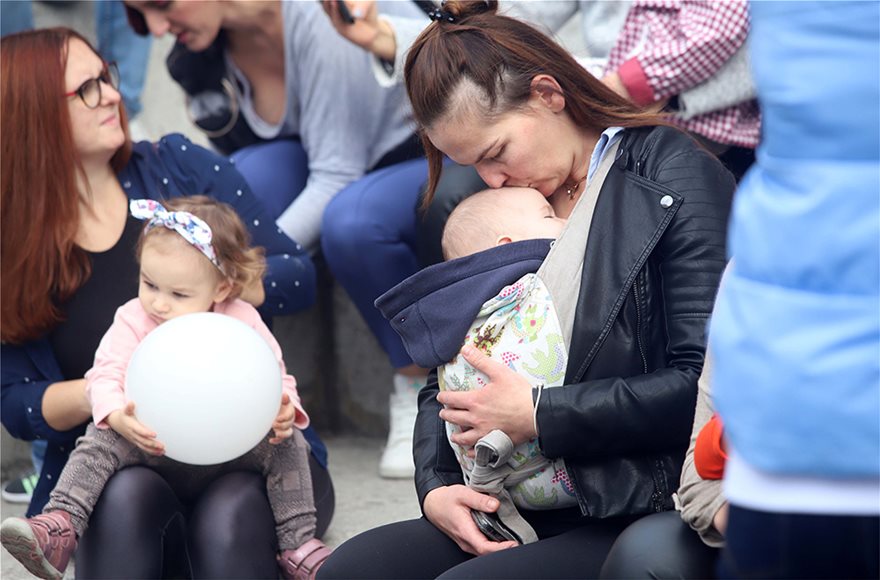 Greek moms do public breastfeeding in Thessaloniki to raise awareness