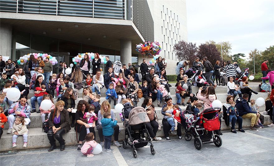 Greek moms do public breastfeeding in Thessaloniki to raise awareness