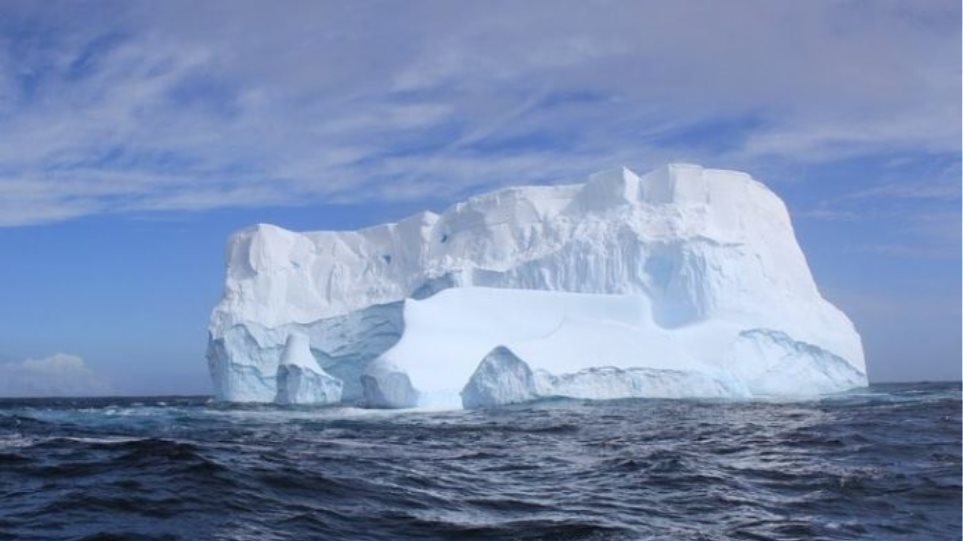 Canada's last fully intact Arctic ice shelf collapses - ProtoThema English