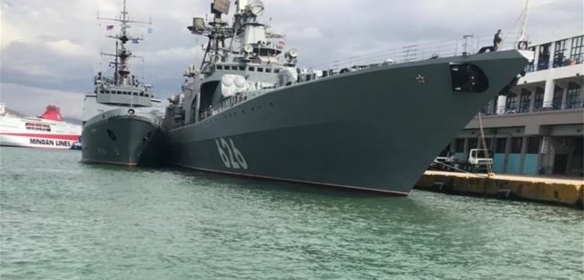 The huge Russian warship “Vice Admiral Kulakov” moored in Piraeus ...