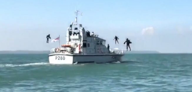 The “Iron Men” of the Royal Navy in action! (video) | protothemanews.com