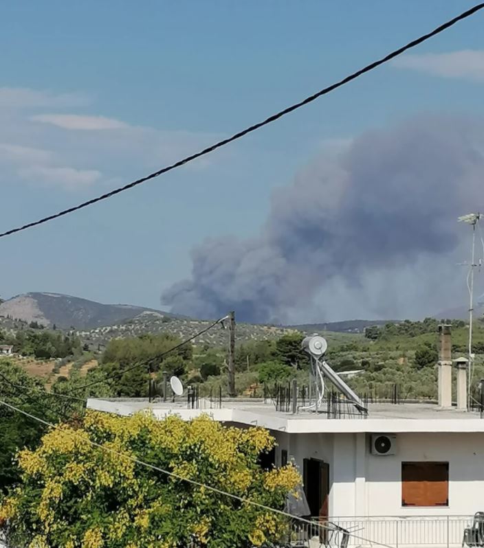 Large fire rages in Corinth One settlement evacuated (photosvideo