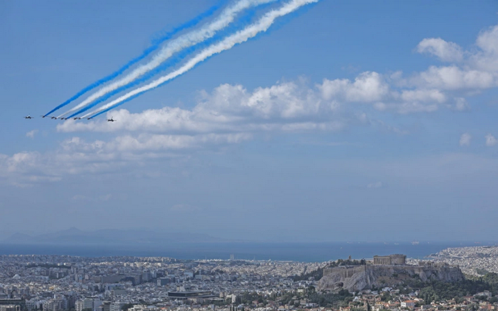 Rafale fighters formed the Greek flag over the Acropolis (beautiful ...