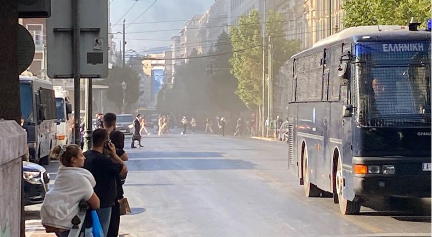 Fire at bank branch in downtown Athens (photos-videos) - ProtoThema English