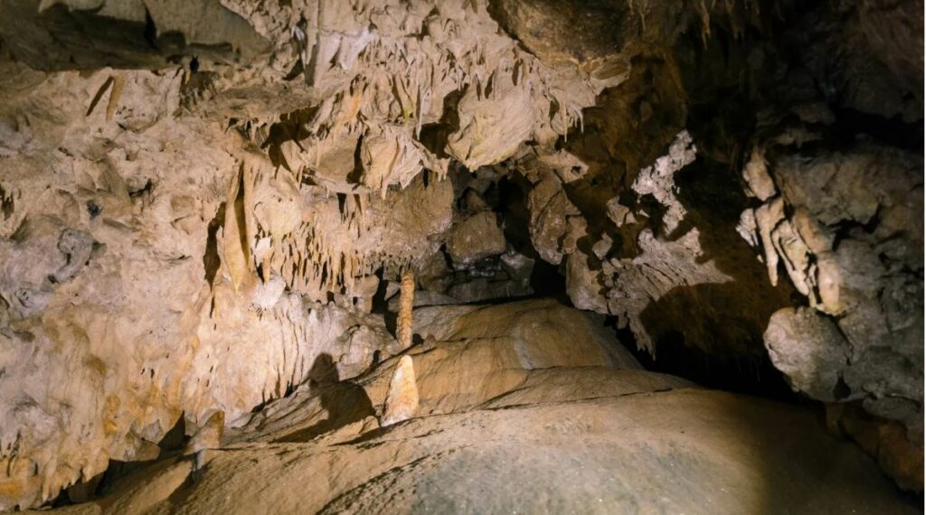 A journey to the centre of the earth – Anemotrypa cave in Tzoumerka ...