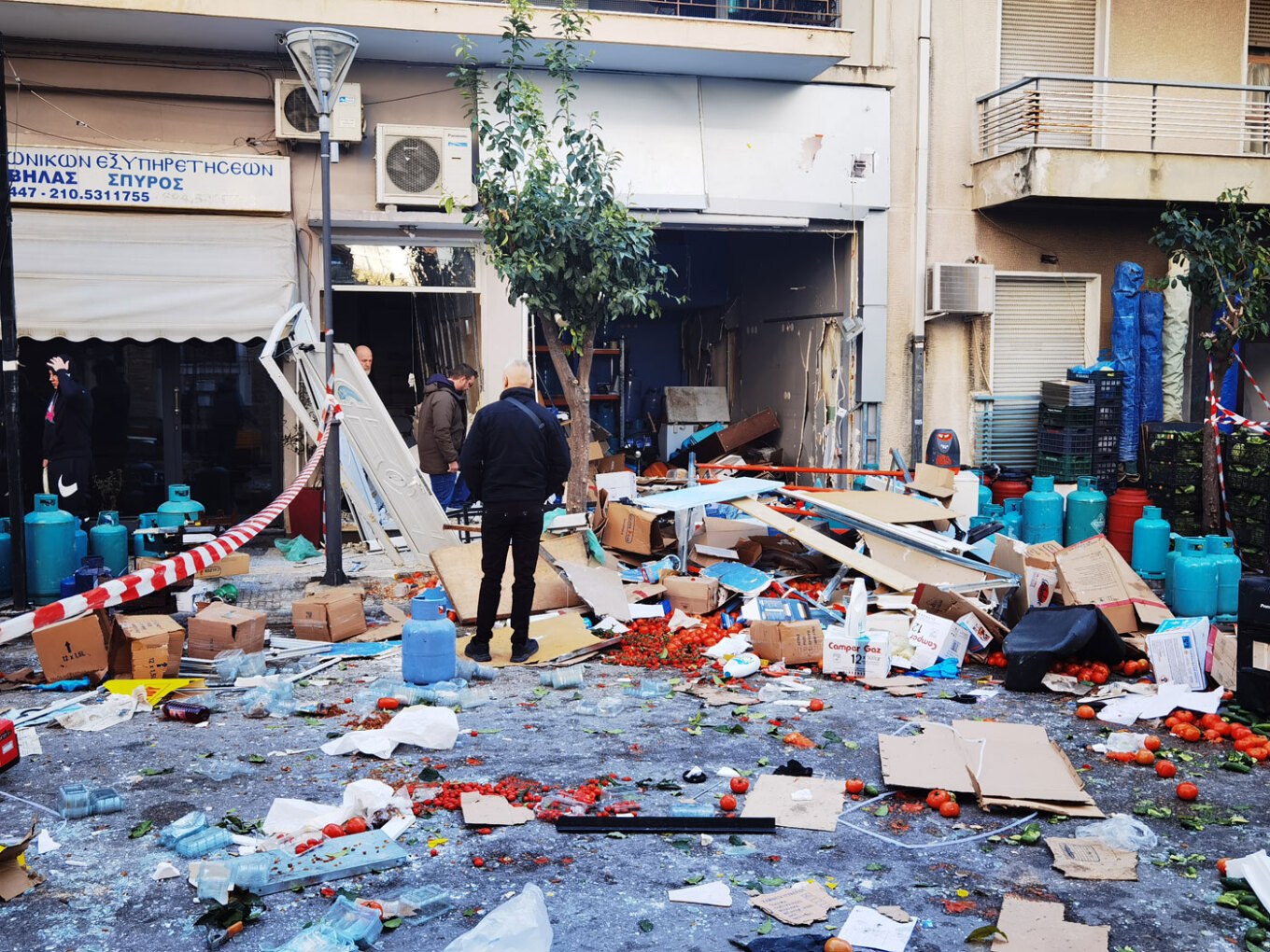Large explosion rocks Athens suburb (video-photos) - ProtoThema English