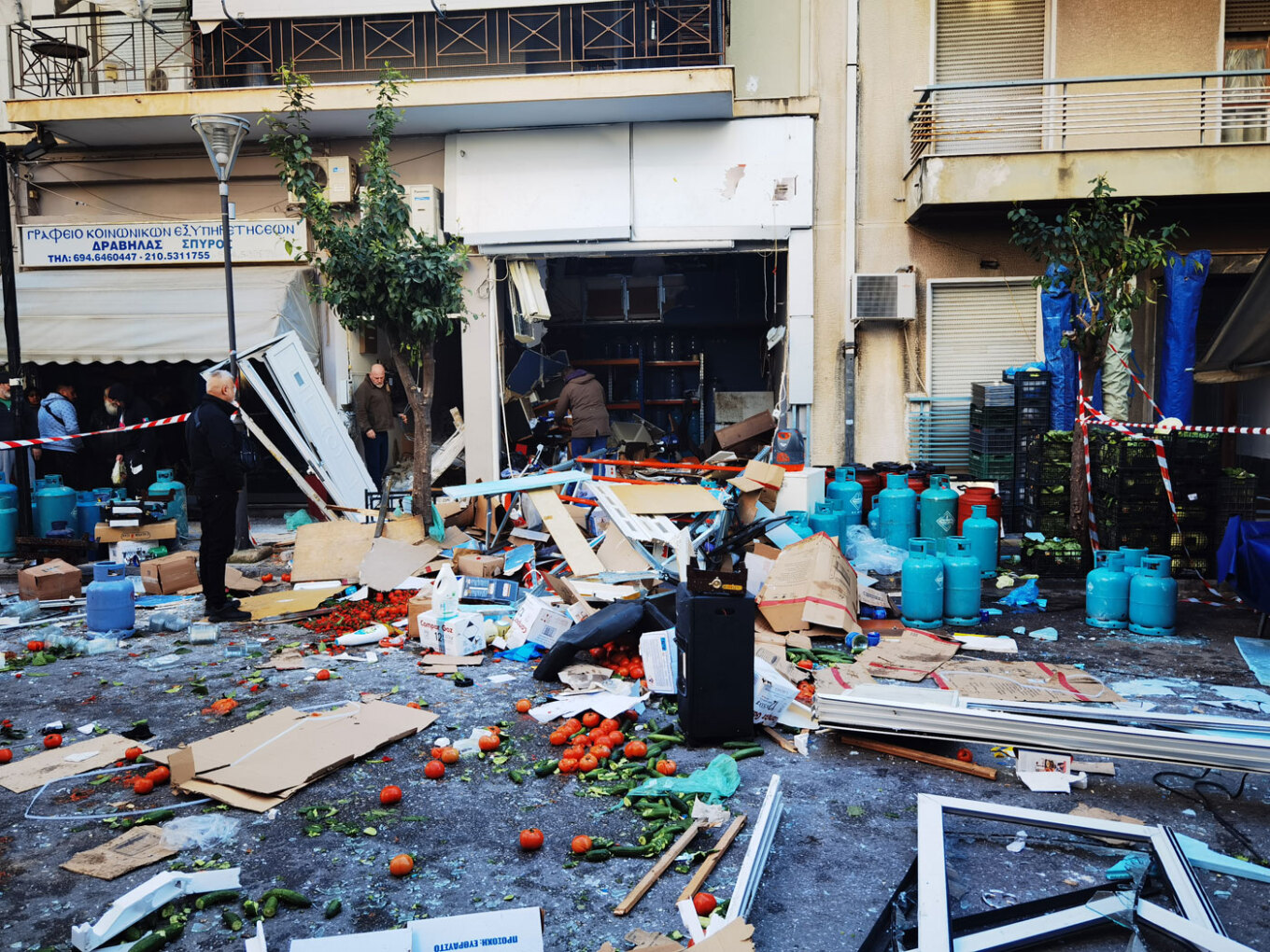Large explosion rocks Athens suburb (video-photos) - ProtoThema English