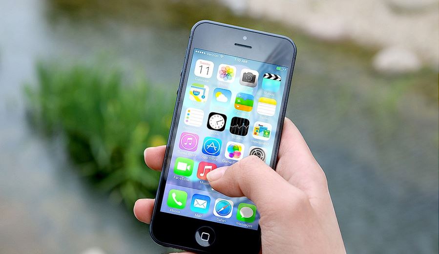 Apple in the Smartphone Market Win Where It Matters (infographic