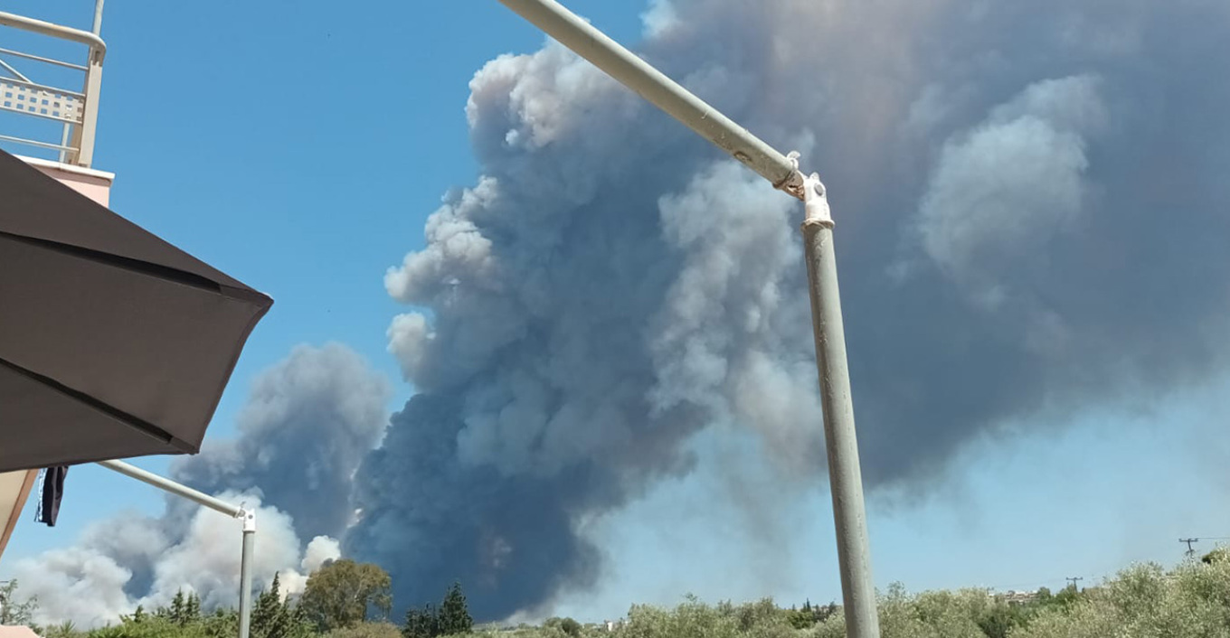 Large fire raging in Loutraki area, Attica - Some areas evacuated ...