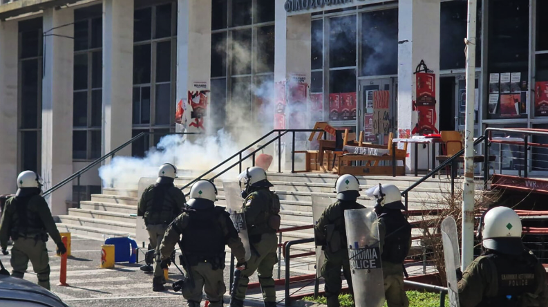 Thessaloniki: Riots with stones and chemicals at the Aristotle ...