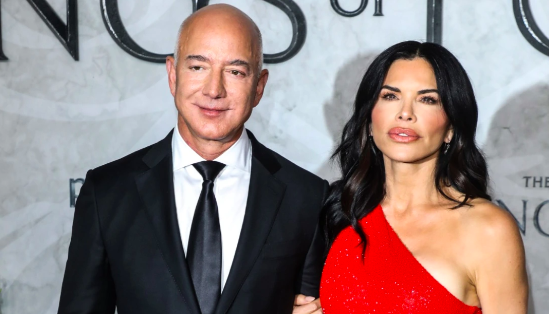 Jeff Bezos on Vacation in Pserimos with Fiancée Lauren Sánchez - Check ...