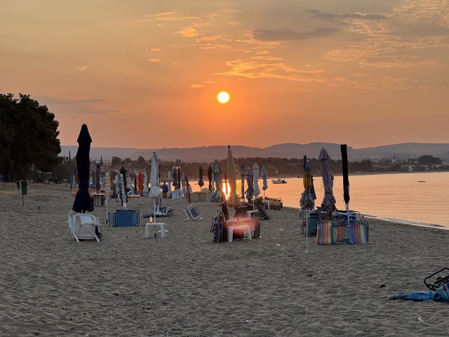 Halkidiki: More than 100 umbrellas and sunbeds were torn down on the ...