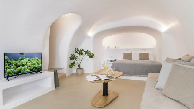A new villa in Santorini offers a rare wine experience - ProtoThema English