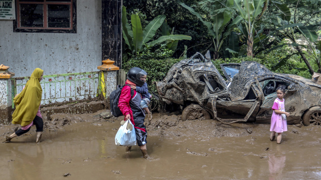Indonesia: At least 16 dead and 7 missing in floods and landslides ...