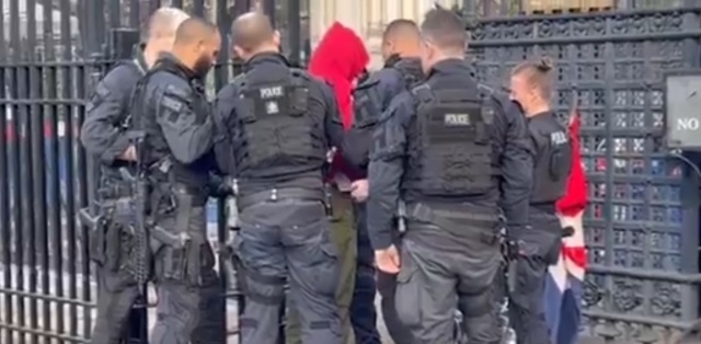 London: Alarm outside the British Parliament - Reports of a man walking ...