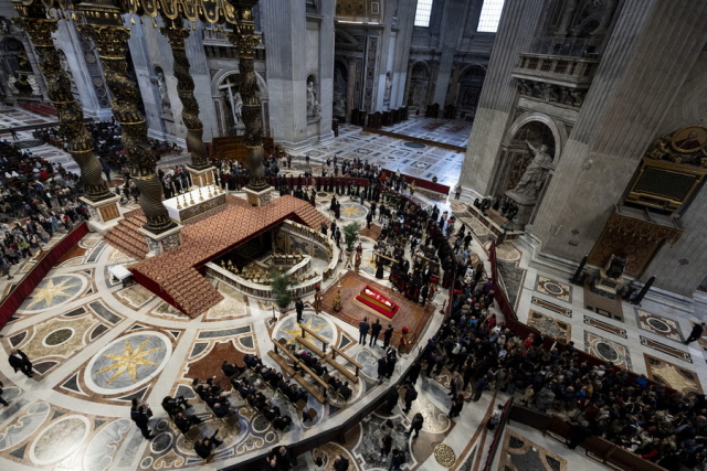 From Rome, the final greeting to Pope Francis - Kings and 50 heads of ...
