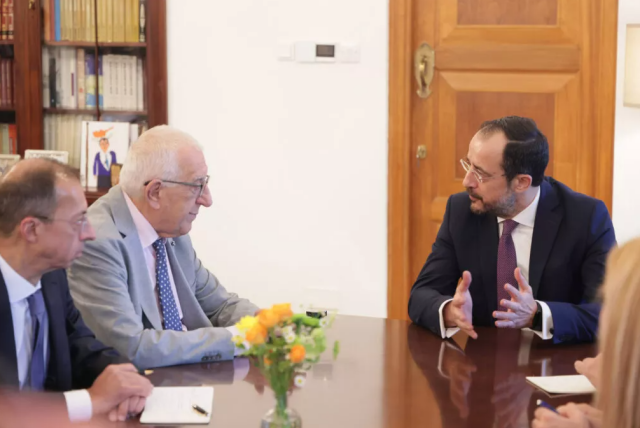Christodoulides to Kaklamanis: “There is movement on the Cyprus Issue, but decisions are made in Ankara”